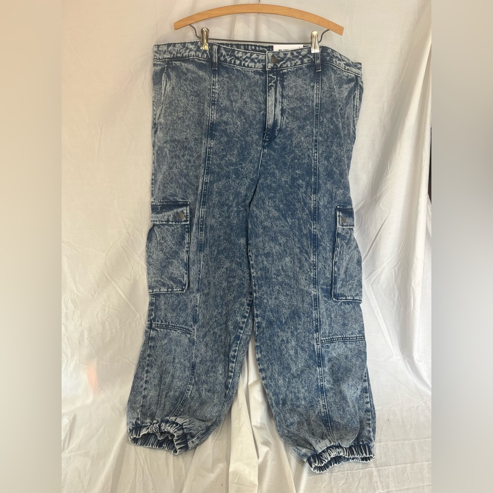 NWT future Collective woman’s size 20/22 acid wash jeans